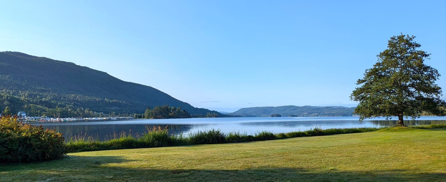 Norsjø sett fra Akkerhaugen en klar sommerdag, med blått vann og skogkledde åser